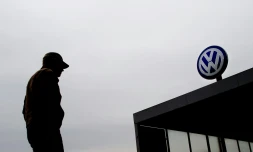 Un homme devant l'une des entrées de l'usine Volkswagen à Wolfsburg, en Basse-Saxe, le 6 octobre 2015