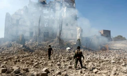 Des importants dégùts à Sanaa aprÚs un raid aérien mené par la coalition
sous commandement saoudien, le 5 décembre 2017