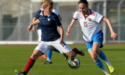La Française Juliane Gathrat (g) lors d'un match avec les moins de 19 ans face à la Russie, le 9 avril 2015 à Melun