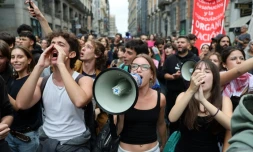 Des personnes manifestent devant le Parlement à Madrid lors d'une session extraordinaire visant à voter sur un décret gouvernemental sur le logement, le 2 octobre 2026