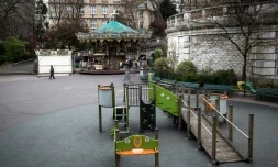 Square et manège vides à Paris, près du Sacré Coeur, le 16 mars 2020