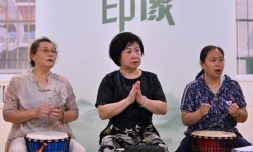 Des participantes à un cours de tambour africain dans une ancienne garderie pour enfants transformée en centre de loisirs pour retraités, le 2 juillet 2024 à Taiyuan, dans le nord de la Chine