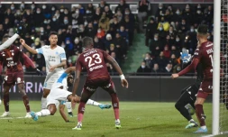 Cédric Bakambu ouvre le score pour Marseille contre Metz au stade Saint-Symphorien, le 13 février 2022 
