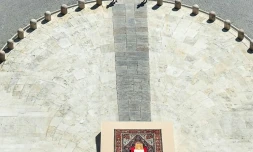 Vue aérienne du cercueil du pape François, sur la place Saint-Pierre, le 26 avril 2025 au Vatican