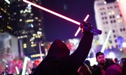 Un fan de Star Wars habillé en Kylo Ren le 18 décembre 2015 à Los Angeles