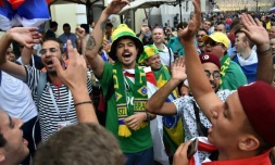 Supporter brésilien (c) en liesse dans la rue commerçante Nikolskaya à Moscou, le 24 juin 2018