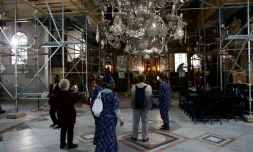 Des pélerins chrétiens visitent l'église de la Nativité à Béthléem le 16 décembre 2015