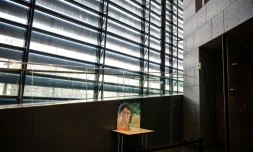 Un portrait de Maëlys à l'entrée de la cour d'assises de l'Isère, à Grenoble, le 1er février 2022 