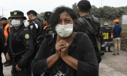 Une femme à la recherche de proches disparus dans le village de San Miguel Los Lotes, 35 km au sud-ouest de Guatemala City, le 4 juin 2018, au lendemain de l'éruption du volcan de feu