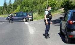 Les gendarmes effectuent des contrôles de véhicules au Lardin-Saint-Lazare, en Dordogne, le 30 mai 2021