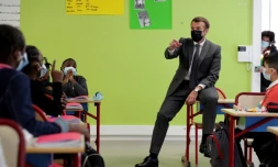 Le président Emmanuel Macron en visite dans une école à Melun, le 26 avril 2021