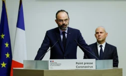 Allocution du Premier ministre Edouard Philippe, au côté du directeur général de la Santé, Jérôme Salomon (d), le 14 mars 2020 à Paris