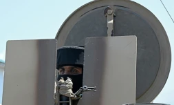 Un paramilitaire indien monte la garde le long d'une rue de Srinagar le 15 mai 2025