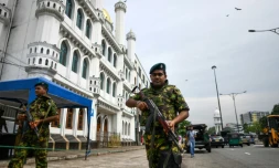 Des soldats montent la garde Ă Colombo au Sri Lanka, le 26 avril 2019