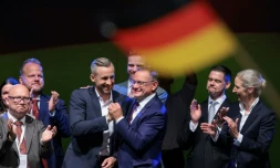 Ulrich Siegmund (3e g), tête de liste du parti d'extrême droite Alternative pour l'Allemagne (AfD) pour les élections régionales en Saxe-Anhalt, félicité par le coprésident de l'AfD Tino Chrupalla (c) et la coprésidente Alice Weidel (d) lors de la soirée électorale du parti à Magdebourg, dans l'est de l'Allemagne, le 6 septembre 2026