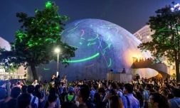 Des manifestants pro-démocratie utilisent des lasers sur le dÎme du Musée de l'Espace, le 7 août 2019 à Hong Kong
