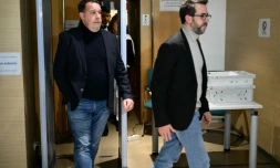 Les fils de Gisèle Pelicot, David (à gauche) et Florian, quittent le palais de justice, à Avignon, le 18 novembre 2024