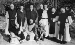 Photo non datée montrant, au premier rang de gauche à droite, Frère Paul, Frère Christophe, et au second rang Frère docteur Luc Dorchier (deuxième à gauche), Frère Michel (troisième à gauche), Père Amède (deuixème à droite) et Frère Jean-Pierre (1er à droite), six des sept moines kidnappés à Tibéhirine