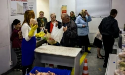 Trois jeunes Ukrainiens livrent de l'aide humanitaire à Kharkiv, dans le nord-est de l'Ukraine, le 26 avril 2022