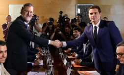 Le Premier ministre espagnol Mariano Rajoy (g) et le responsable de Ciudadanos Albert Rivera, se serrent les mains à Madrid, le 28 août 2016