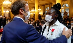 Emmanuel Macron remet la Légion d'Honneur à la judoka Clarisse Agbegnenou lors d'une cérémonie en honneur aux athlètes médaillés des Jeux de Tokyo, à l'Elysée, à Paris,le 13 septembre 2021