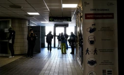 Des personnes font la queue pour effectuer un test de diagnostic du Covid-19 le 20 décembre 2021 à Courchevel, dans les Alpes