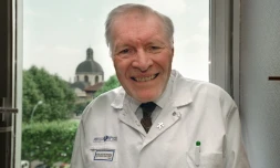 Le professeur Christian Cabrol, 74 ans, pose dans son bureau de l'hôpital de la Pitié-Salpétrière, le 22 juin 2001 à Paris, où il est consultant au service de chirurgie thoracique et cardio-vasculaire