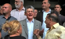 Henry Ramos Allup (c), nouveau président du Parlement du Venezuela, s'exprime à Caracas le 4 janvier 2016 devant l'Assemblée nationale