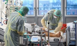 Un patient atteint du Covid est traité à l'unité des soins intensifs de l'hôpital universitaire de Bochum (ouest de l'Allemagne) le 16 décembre 2021