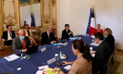 La Première ministre Elisabeth Borne, le ministre de l'Intérieur Gérald Darmanin, le directeur général de la Santé Jérôme Salomon (g)) avant une visioconférence avec les préfets et directeurs d'ARS sur la situation épidémique du Covid-19, le 28 juin 2022 à l'hôtel Matignon, à Paris