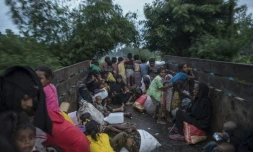 Des réfugiés rohingyas sont transportés en camion jusqu'au camp de Teknaf, le 8 octobre 2017 au Bangladesh