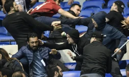 Des affrontements entre supporters de Lyon et de Besiktas au Parc Olympique Lyonnais, en marge du quart de finale aller de Ligue Europa entre les deux équipes, le 13 avril 2017.