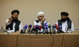 Les représentants talibans Abdul Latif Mansoor (g), Shahabuddin Delawar (c) et Suhail Shaheen, lors d'une conférence de presse à Moscou, le 9 juillet 2021