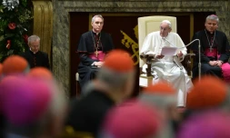 Le pape François (c), le 21 décembre 2015 lors de ses voeux annuels aux cardinaux et évêques au Vatican