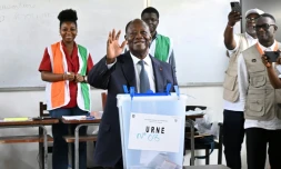 Le président sortant et candidat à la présidentielle ivoirienne Alassane Ouattara aprÚs avoir voté, le 25 octobre 2025 à Abidjan