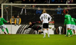 L'attaquant Nolan Roux transforme un penalty face à Rosenborg en Europa League, le 26 novembre 2015 à Trondheim