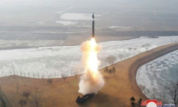 Une photo diffusée par l'agence de presse nord-coréenne KCNA montre ce qui est présenté comme un lancement de missile hypersonique, le 6 janvier 2025 depuis un lieu indéterminé