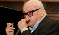 Le musicien belge Toots Thielemans joue de l'harmonica le 29 février 2012 à La Hulpe
