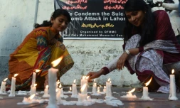 Des Pakistanais allument des bougies à Karachi le 28 mars 2016 en hommage aux victimes de l'attentat-suicide la veille à Lahore