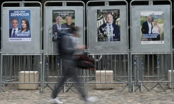 Passant marchant devant des affiches électorales à Montpellier, le 8 juin 2022