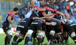 Les joueurs du RCT engagĂ©s dans une mĂȘlĂ©e contre ceux de Bayonne au stade Jean-Dauger, le 21 aoĂ»t 2016
