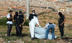 Des médecins légistes recouvrent des restes de corps découverts dans la prison d'Alcaçuz, près de Natal, le 21 janvier 2017 au Brésil