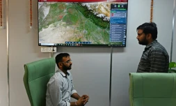 Des experts suivent sur un écran  l'indice de qualité de l'air en temps réel à l'intérieur de la "salle de guerre verte", le 10 octobre 2023 à New Delhi, en Inde