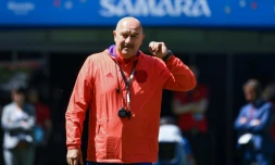 Le sélectionneur de la Russie Stanislav Cherchesov dirige une séance d'entraînement de son équipe, le 24 juin 2018 à Samara, où elle affronte l'Uruguay