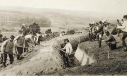 Photo d'une carte éditée par l'Historial de Péronne montrant des poilus en train de creuser une tranchée au cours de la bataille de la Marne pendant la Première guerre mondiale