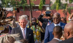 Le roi Philippe de Belgique et le président congolais Félix Tshisekedi (d) à l'aéroport de Kinshasa, le 7 juin 2022 en RDC
