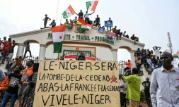 Des partisans du Conseil national pour la sauvegarde de la patrie (CNSP), qui a pris le pouvoir au Niger, lors d'un rassemblement à Niamey, le 20 août 2023