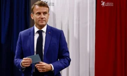 Le président Emmanuel Macron quitte l'isoloir dans un bureau du Touquet, dans le Pas-de-Calais, le 30 juin 2024