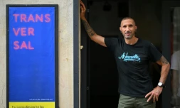 L'artiste français Redwane Rajel pose pour une séance photo lors du 78e Festival d'Avignon, le 29 juin 2024