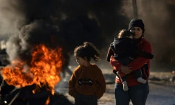 Des Kurdes syriens, fuyant leurs maisons de la banlieue de la ville d'Alep, au nord, saisies par des rebelles islamistes, arrivent à Tabaqah, dans la banlieue de Raqa, le 2 décembre 2024